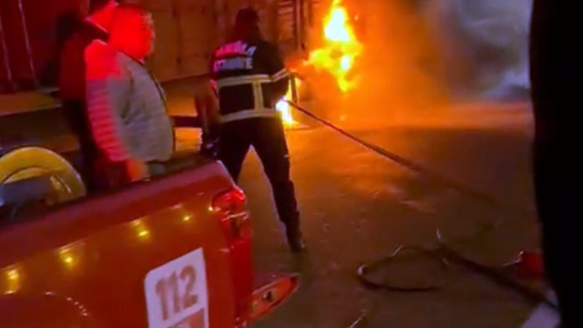 Tomruk yüklü TIR'da çıkan yangın büyümeden söndürüldü