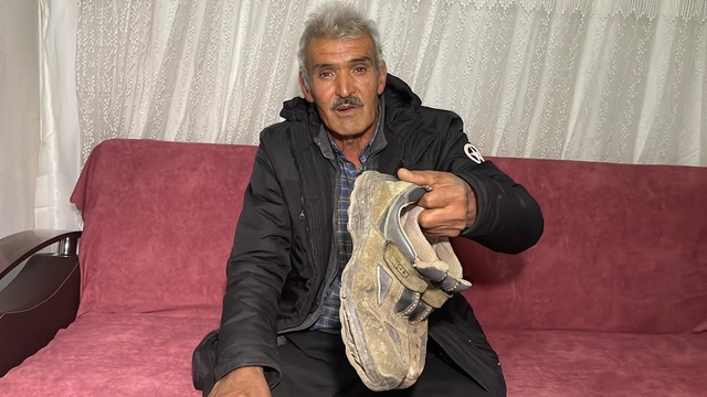 Mersin'de bir çiftçinin çamurlu ayakkabısını çıkararak markete girmesi kameraya yansıdı