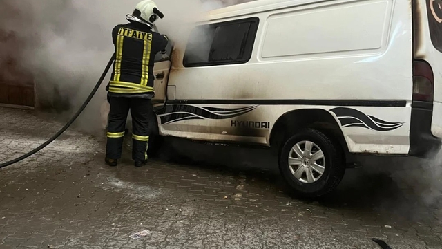 Park halindeki minibüs çıkan yangında kullanılamaz hale geldi