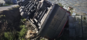 Gazipaşa'da devrilen kamyonun sürücüsü yaralandı