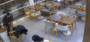 Kontrolden çıkan otomobil kafeteryaya girdi: Saniyelerle kurtuldular