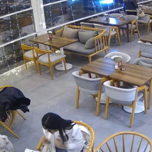 Kontrolden çıkan otomobil kafeteryaya girdi: Saniyelerle kurtuldular