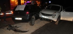 Konya'da bahçe duvarına ve park halindeki araca çarpan otomobildeki 4 kişi yaralandı