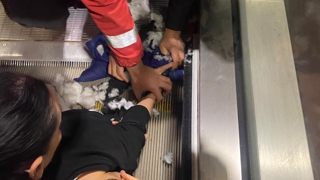 Doğum günü sevinci kabusa dönüştü
Menteşe'de 5 yaşındaki çocuğun eli yürüyen merdivende sıkıştı