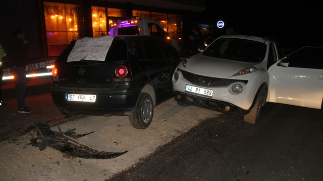 Konya'da bahçe duvarına ve park halindeki araca çarpan otomobildeki 4 kişi yaralandı