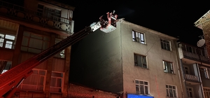 Konya'da 3 katlı binanın çatısında yangın paniği