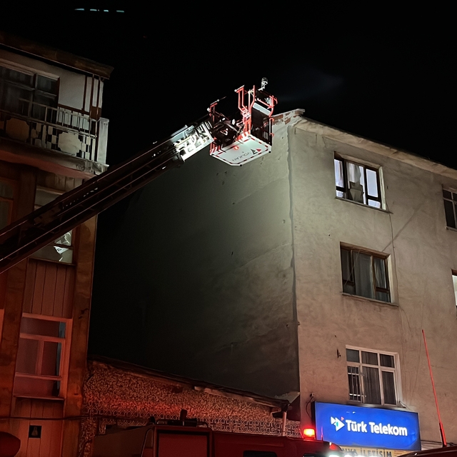 Konya'da 3 katlı binanın çatısında yangın paniği
