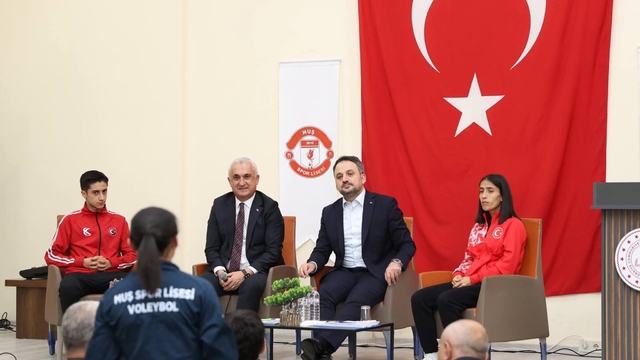 Bakan Yardımcısı Eminoğlu, Muş'ta sporun geleceğini gençlerle konuştu
Bakan Yardımcısı Eminoğlu, Muş Spor Lisesi öğrencileriyle buluştu