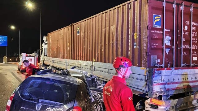 Bilecik'te tıra çarpan otomobildeki 1 kişi öldü, 1 kişi yaralandı