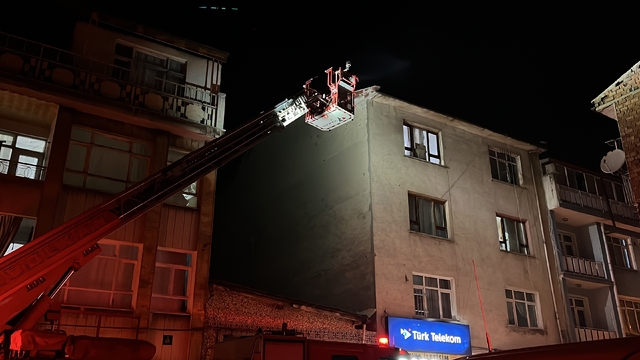 Konya'da 3 katlı binanın çatısında yangın paniği