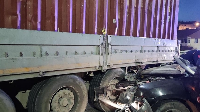 Bozüyük'te otomobil, park halindeki tıra arkadan çarptı: 1 ölü, 1 yaralı