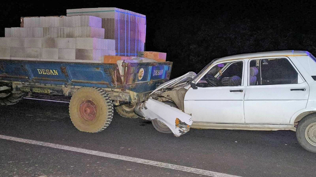 Uşak'ta traktörün römorkuna çarpan otomobildeki 3 kişi yaralandı