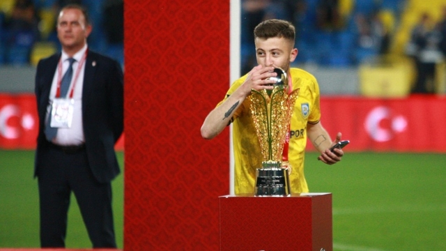 Kocaeli'de silahlı saldırı: 1'i futbolcu 3 yaralı