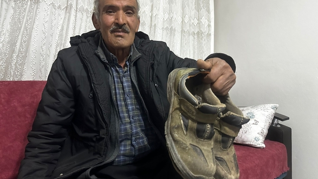 Çamurlu ayakkabısını çıkarıp, çorapla markette alışveriş yaptı (2)