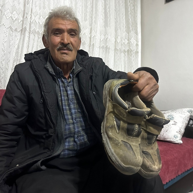 Çamurlu ayakkabısını çıkarıp, çorapla markette alışveriş yaptı (2)