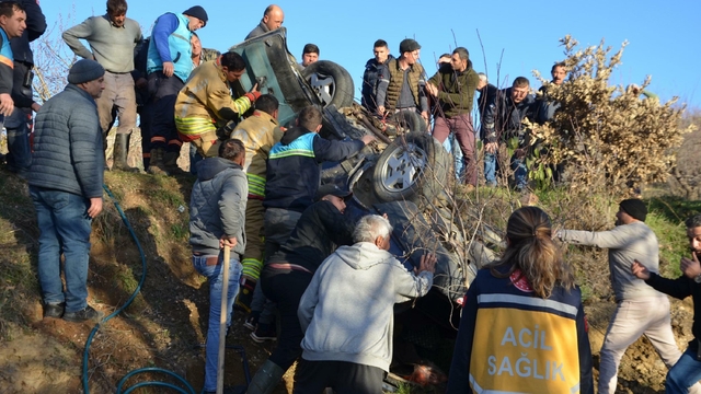 Manisa'da direğe çarpıp, şarampole devrilen otomobilin sürücüsü yaralandı