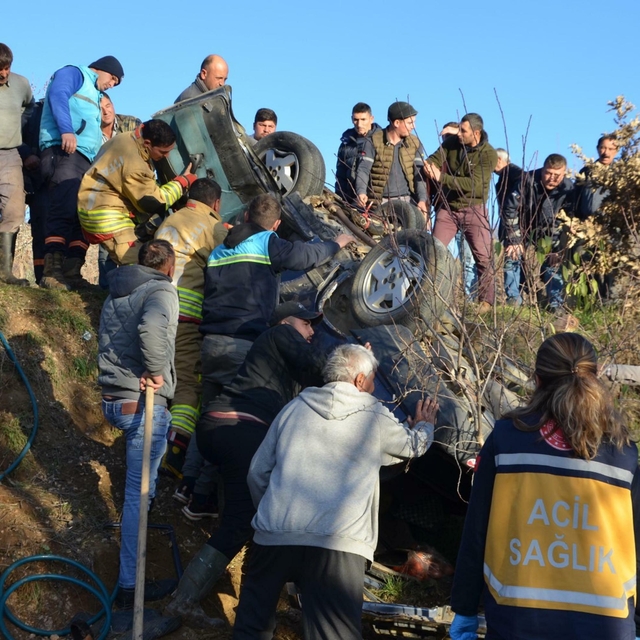 Manisa'da direğe çarpıp, şarampole devrilen otomobilin sürücüsü yaralandı
