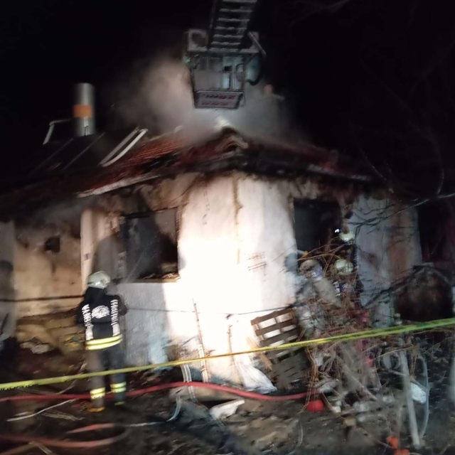 Yangında annesini kurtarmak isterken  öldü