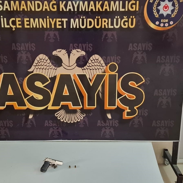 Polis silahla çevreye korku salan şahsı 100 kamerayı inceleyerek yakaladı