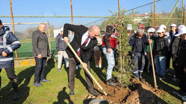 Yeşil Düzce'de fidanlar toprakla buluştu
