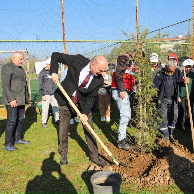 Yeşil Düzce'de fidanlar toprakla buluştu