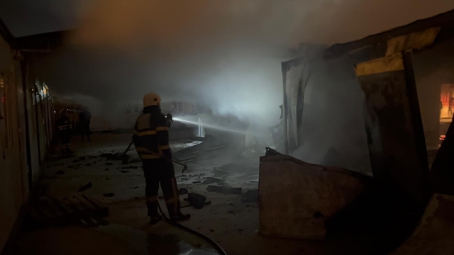 Hatay'da 6 konteyner yandı