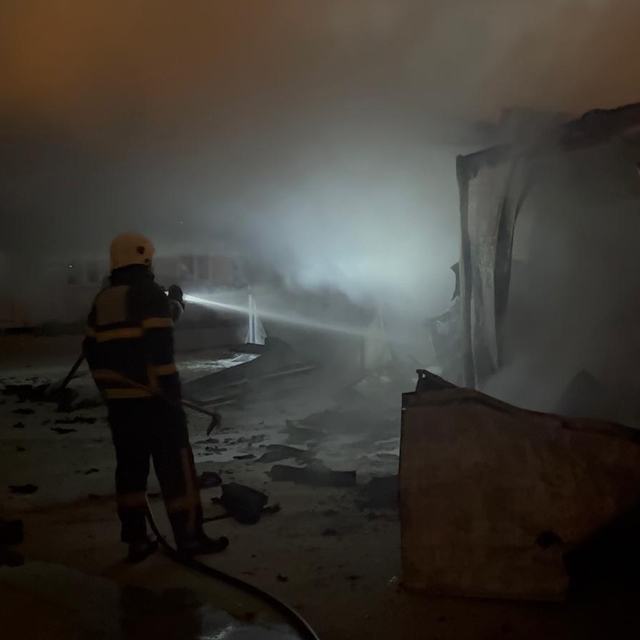 Hatay'da 6 konteyner yandı