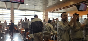 Bursa’nın otomotiv devi TOFAŞ’ta isyan
Toplu iş sözleşmeleri tıkandı, çalışanlar yemekhanede çatal kaşık vurarak eylem yaptı