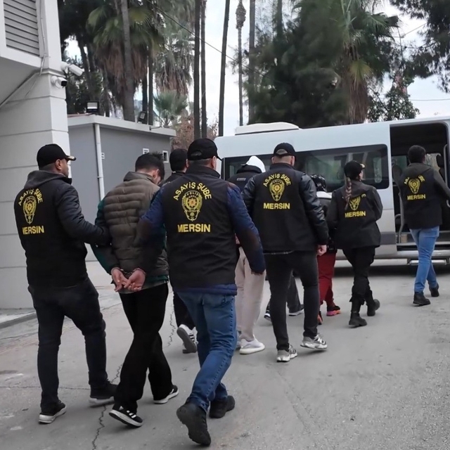 Yabancıların pasaportlarına el koyup fuhuş yaptıran şebeke çökertildi: 3 tu...