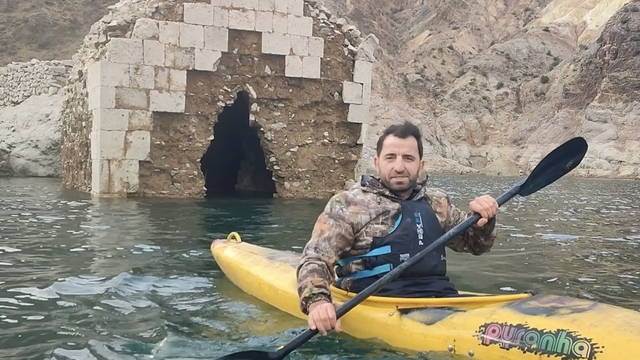 Su altındaki tarihi kaleye kanoyla yolculuk