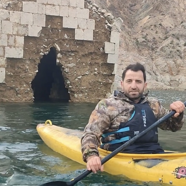 Su altındaki tarihi kaleye kanoyla yolculuk