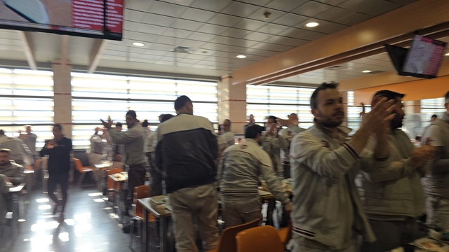 Bursa'nın otomotiv devi TOFAŞ'ta isyan
Toplu iş sözleşmeleri tıkandı, çalışanlar yemekhanede çatal kaşık vurarak eylem yaptı