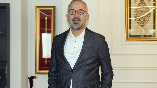 AK Partili Yıldız'dan İzmir Şehir Tiyatroları eleştirisi: "Bir oyuna 4 milyon lirayı aşan harcama yapıldı"