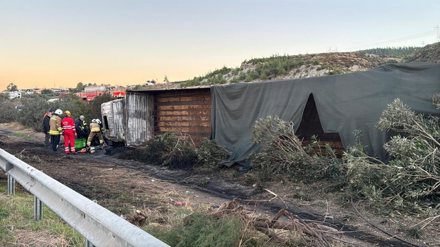 Hatay'da devrilen tırda çıkan yangında 2 kişi hayatını kaybetti
