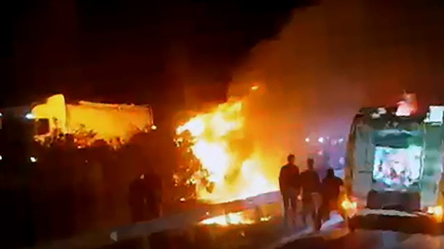 Otoyolda devrilip yanan TIR'daki 2 kişi öldü; alevlerden kaçan anguslar kamerada