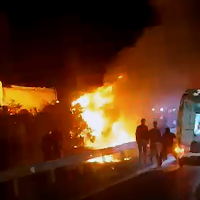 Otoyolda devrilip yanan TIR'daki 2 kişi öldü; alevlerden kaçan anguslar kam...