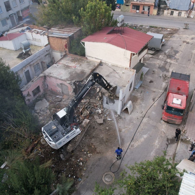 Mersin'de ağır hasarlı bina kontrollü şekilde yıkıldı