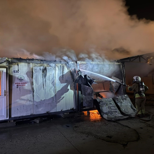 Alevlere teslim olan 6 konteyner yandı