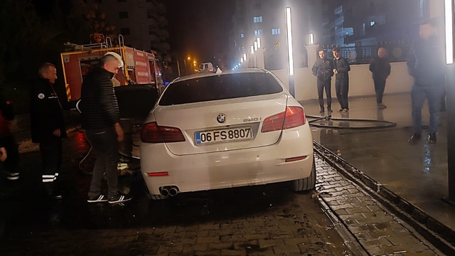 Mardin'de lüks otomobil alev alev yandı