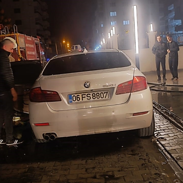 Mardin'de lüks otomobil alev alev yandı