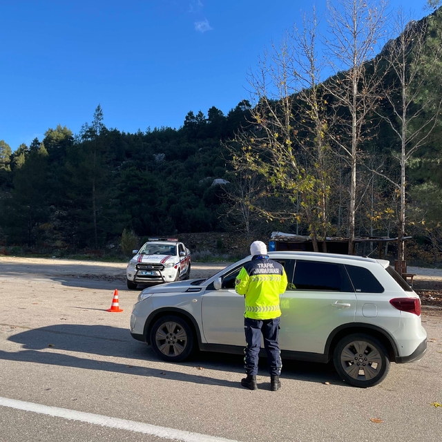 Burdur'da jandarma ekipleri tarafından trafik denetimleri devam ediyor