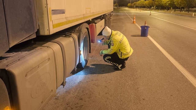 Burdur'da yük taşıyan araçlara yönelik denetimde 25 araç ve sürücüsüne idari ceza