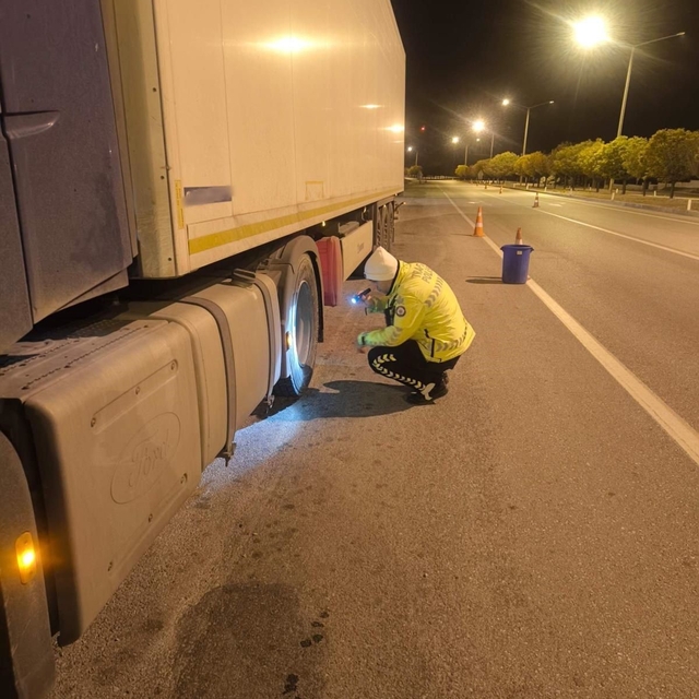 Burdur'da yük taşıyan araçlara yönelik denetimde 25 araç ve sürücüsüne idar...