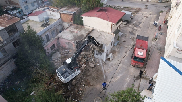 Mersin'de ağır hasarlı bina kontrollü şekilde yıkıldı