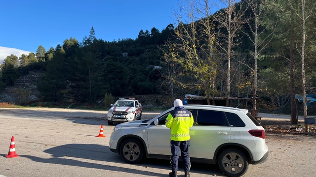 Burdur'da jandarma ekipleri tarafından trafik denetimleri devam ediyor