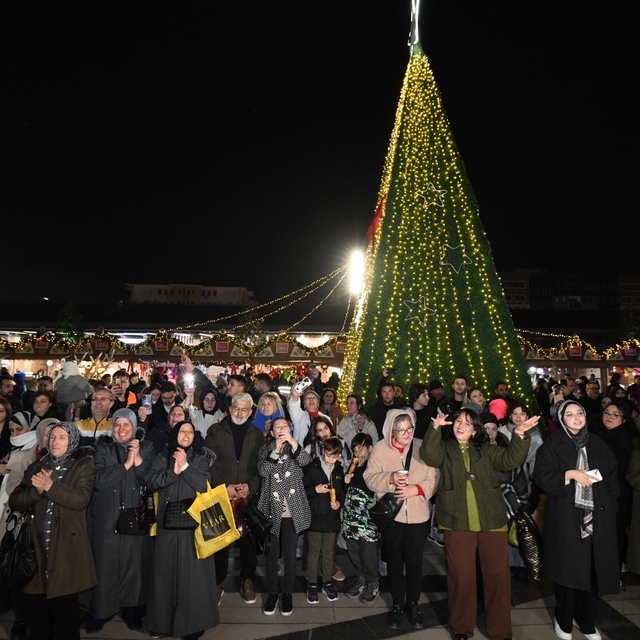 Yeni Yıl Festivali akşam saatlerine renk kattı