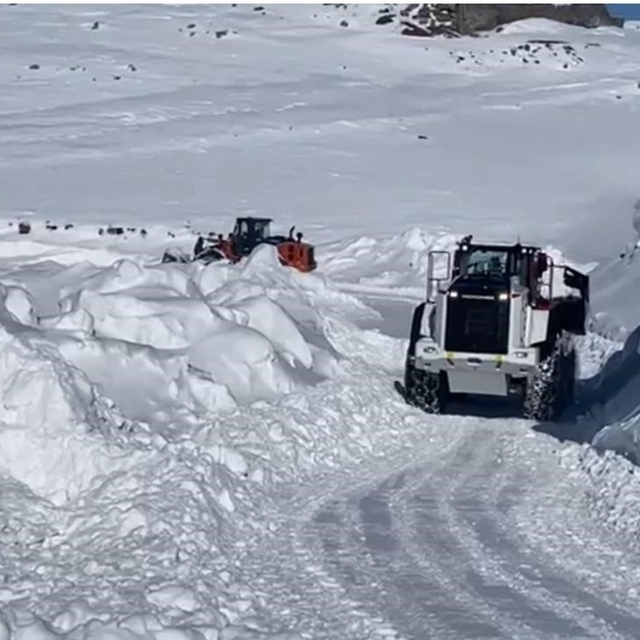 Şırnak'ta tipi, köy yollarını ulaşıma kapattı