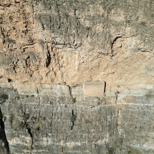 Kayaların ortasındaki manastır görenleri hayrete düşürüyor: Yüzlerce yıllık...