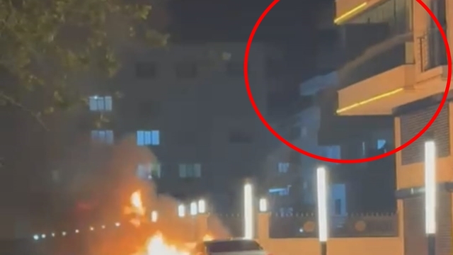 Alev alan otomobile, balkondan hortumla su döktü; o anlar kamerada