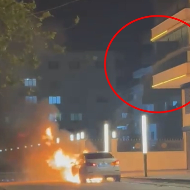 Alev alan otomobile, balkondan hortumla su döktü; o anlar kamerada